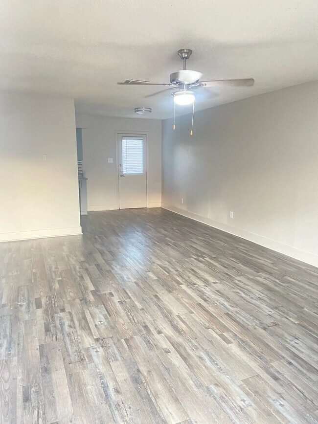 Hampton Townhomes Apartments in Crowley, TX