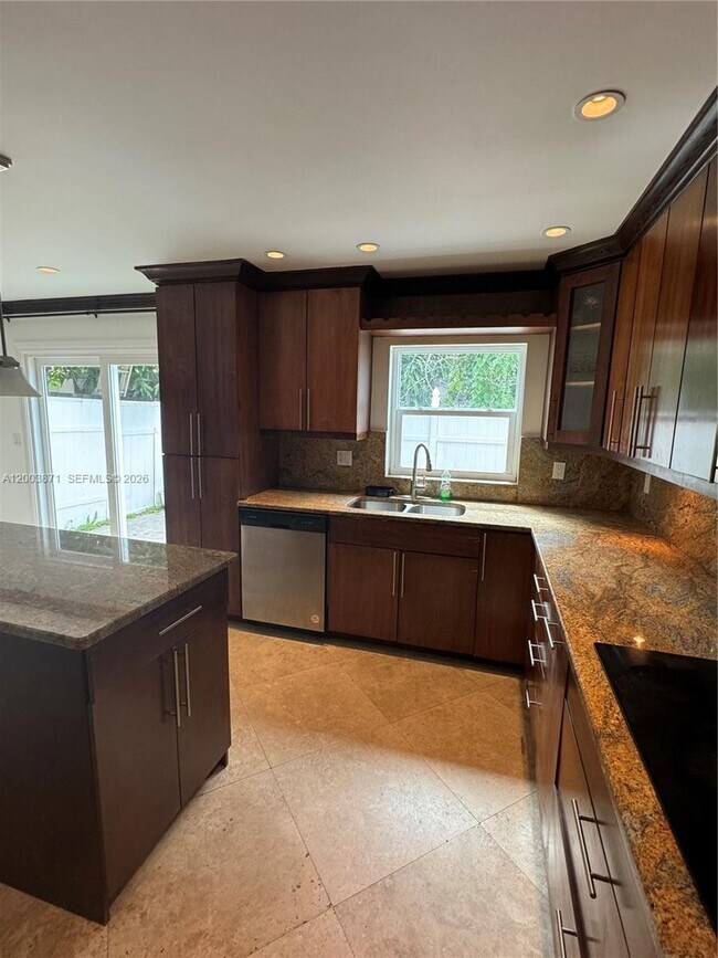 Foto del edificio - 3920 Woodside Dr