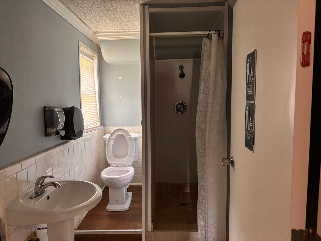 Building Photo - Rooming House For Rent