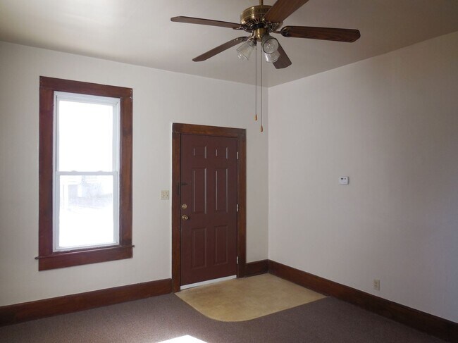 Building Photo - Two Bedroom Home in Edwardsville with Stor...