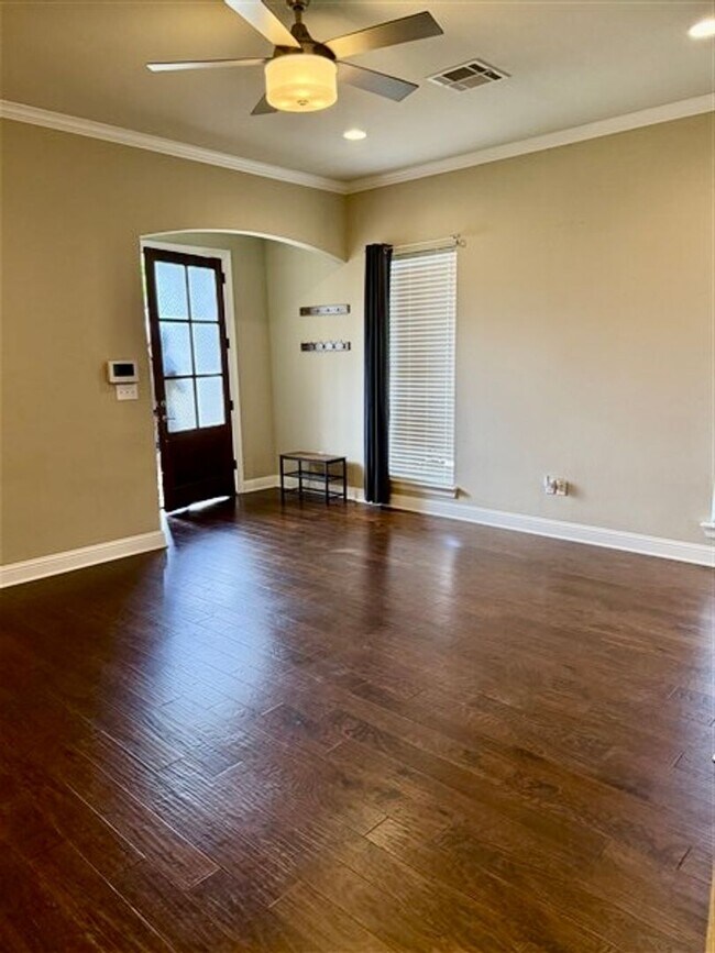 Foto del edificio - For Lease in Gated Cypress Place! Like-New...