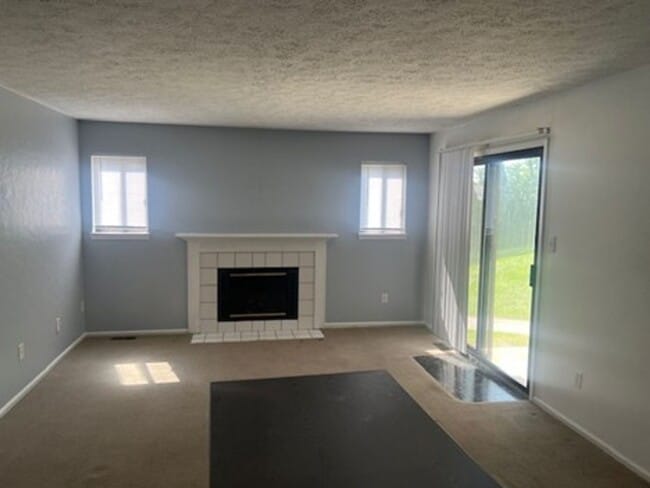 Building Photo - One Bedroom Condo For Rent
