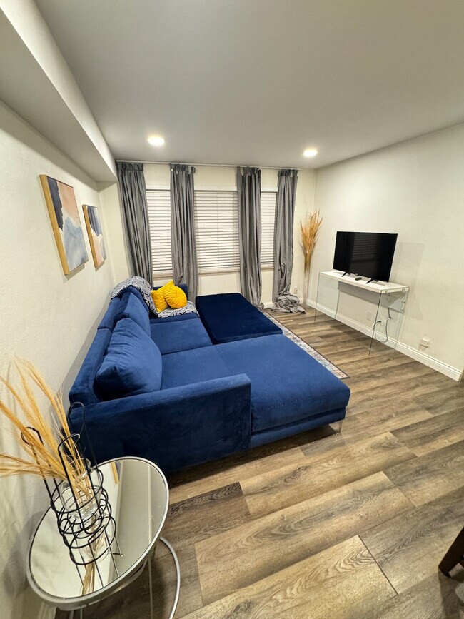 Foto del edificio - 7166 Jamieson Ave