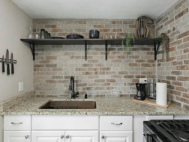 Building Photo - 1541 Charles Ave