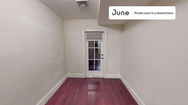 Building Photo - Private bedroom in 5 bed/2 bath Home