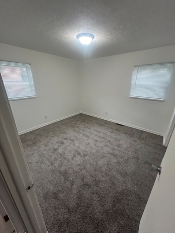 Foto del edificio - 33170 Aurora Rd
