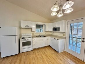 Building Photo - 841 Sylvia Ln