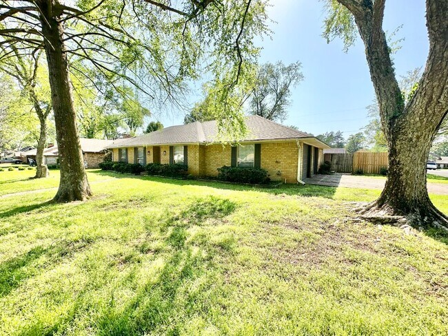 Foto del edificio - Stunningly Remodeled 3-Bed, 2-Bath Corner Lot Home in Established Neighborhood! Tour Today!