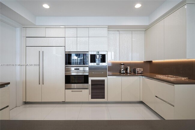 Foto del edificio - 17475 Collins Ave