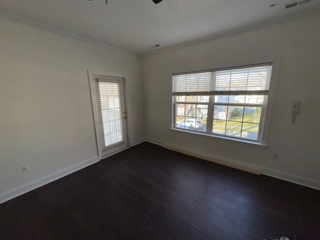 Foto del edificio - Renovated Cornelius Condo | Two Covered Balconies | Walk to Downtown & Antiquity | Lake Norman Area