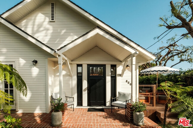 Building Photo - 866 N Doheny Dr