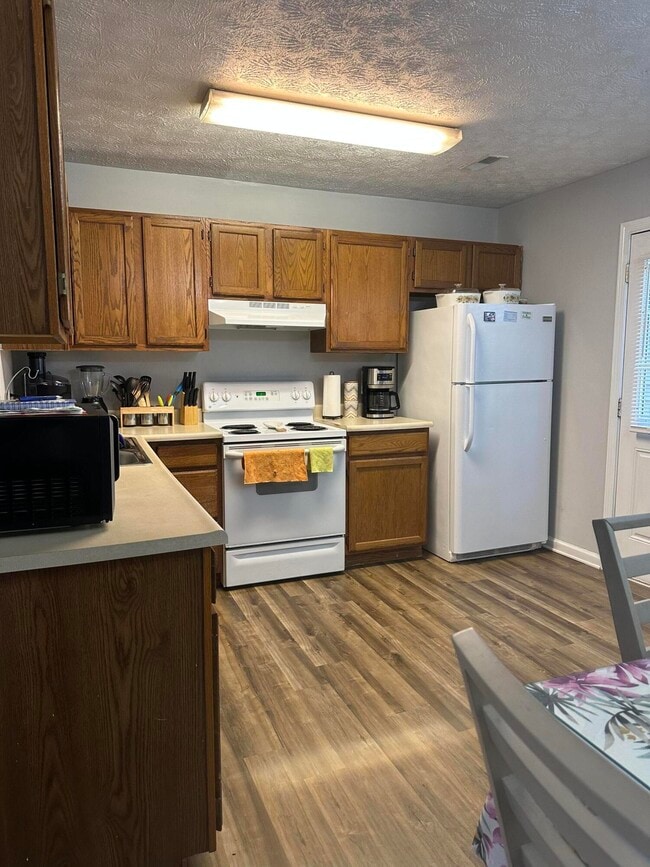 Building Photo - 208 Brookside Dr