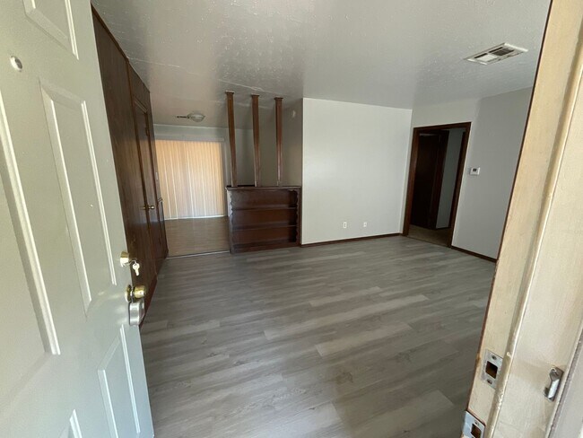 Foto del edificio - 3 bed, 1.5 baths, 2 car garage