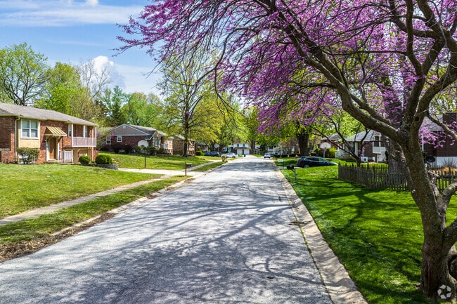 Kingsridge homes have a variety of colors all around, no matter the season.