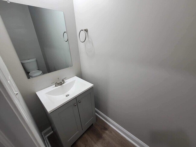 Building Photo - This charming 3 bed/ 2.5 Baths house