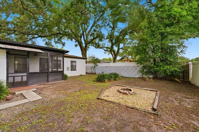 Foto del edificio - Move-In Ready 2-Bedroom Home with Private Backyard in the Heart of Orlando
