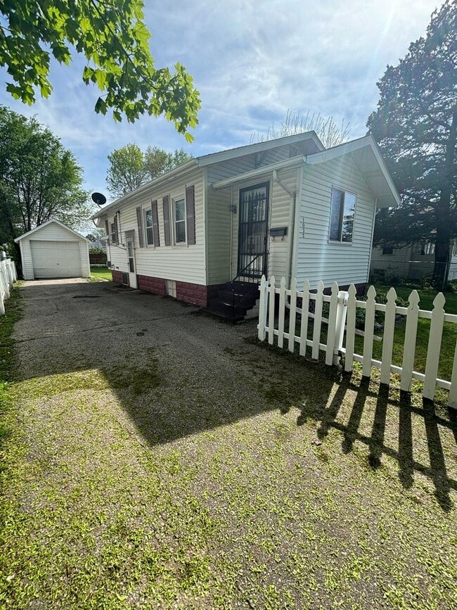 Building Photo - 2 bedroom, 1 bathroom home