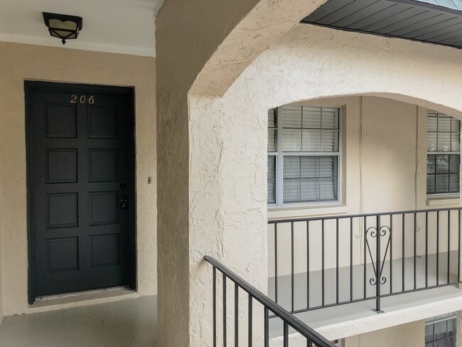 Building Photo - One Bedroom Rental in South Tampa!