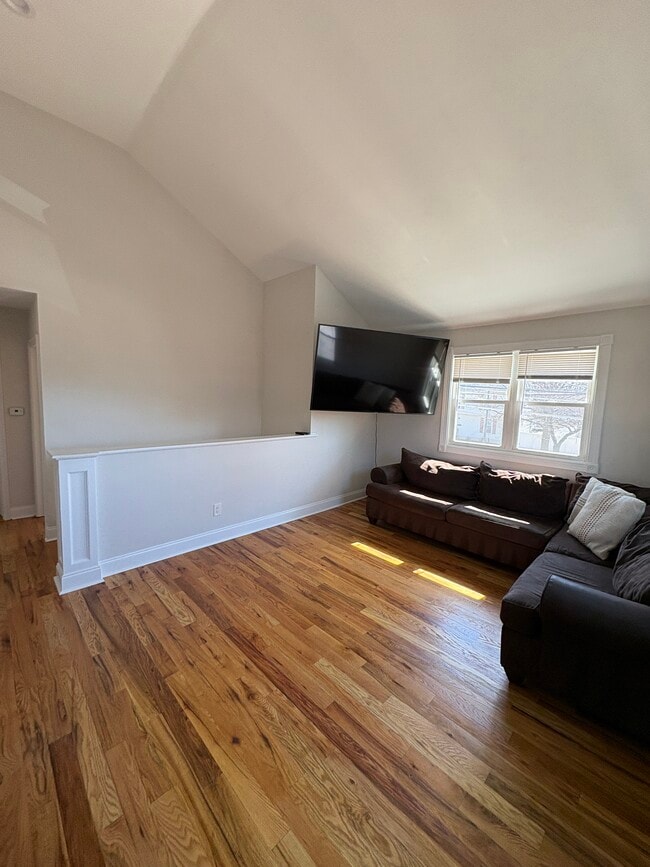 Photo - 533 W Kings Hwy Apartment