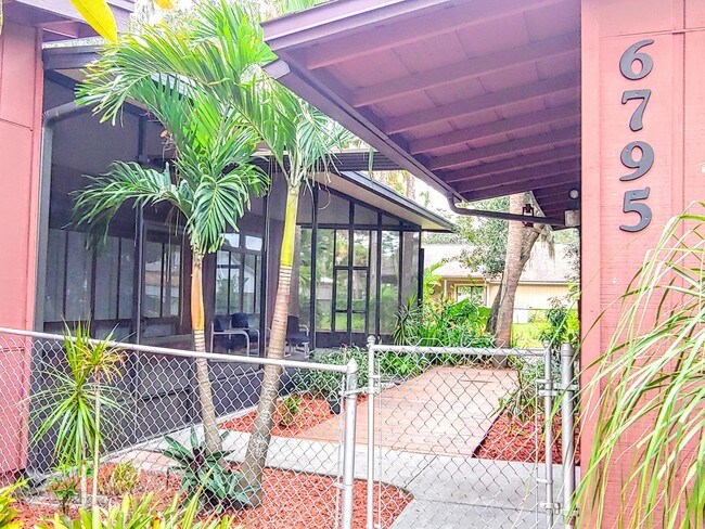 Foto del edificio - 6795 Bright Ave