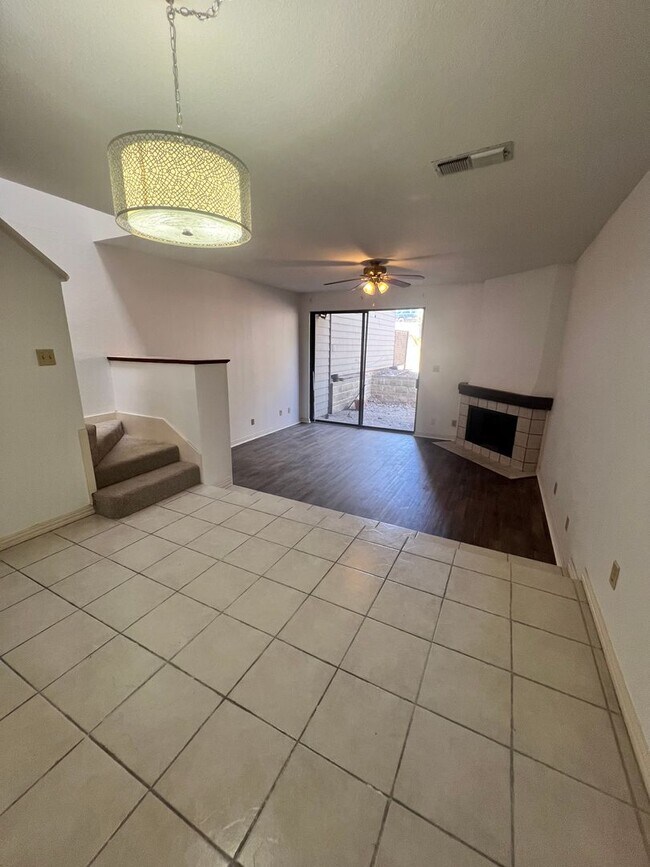 Building Photo - Edgecliff Downstairs 2/1.5 Unit