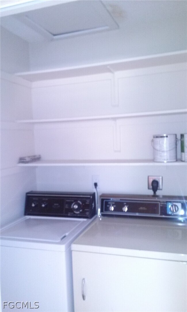 Foto del edificio - 6182 Principia Dr