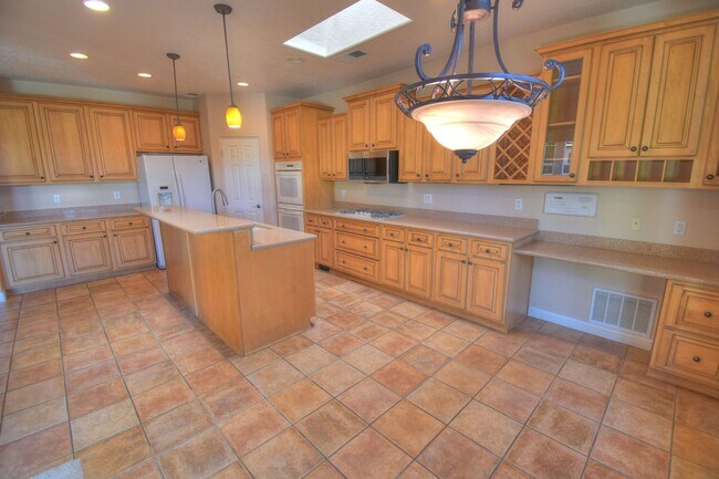 Building Photo - Beautiful NE Heights 3-4 Bedoom with Amazi...