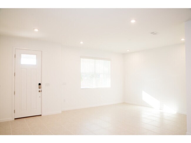 Foto del edificio - BRAND NEW 3 bedroom 2.5 bath with LOFT