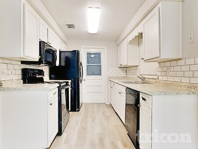 Building Photo - 2659 Pinewood Blvd E