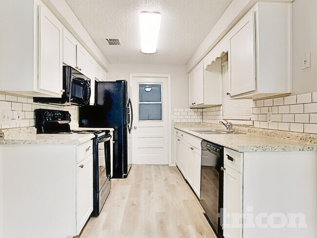 Foto del edificio - 2659 Pinewood Blvd E