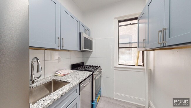 Building Photo - 215 W 80th St