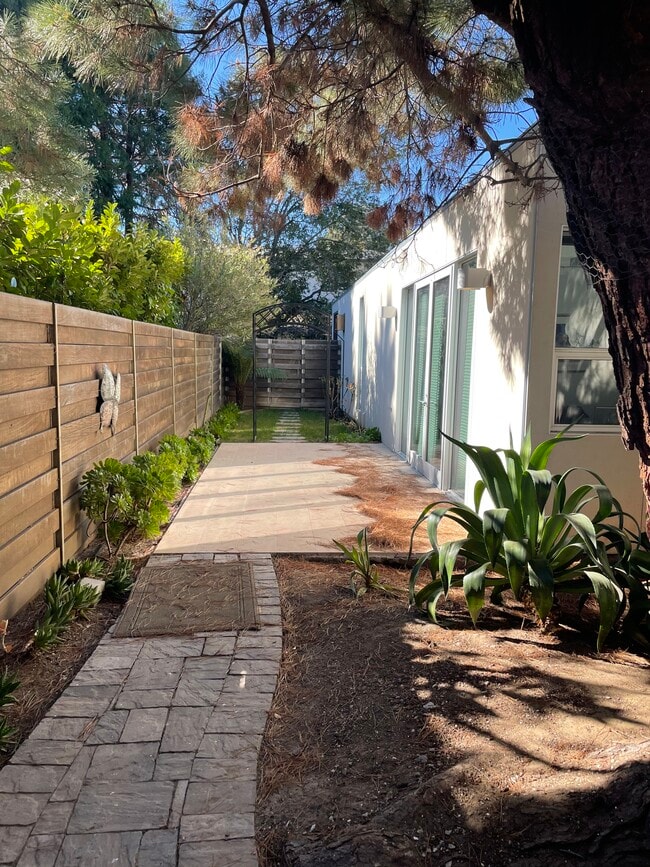 Private garden - winter scene - 41 Cebalo Ln