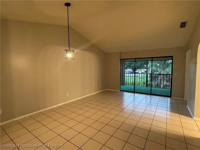 Building Photo - 619 Manor Cir