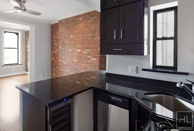 Building Photo - MOTT ST.