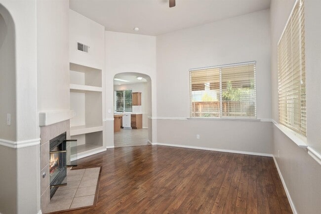 Building Photo - 68 W Bordeaux Ln