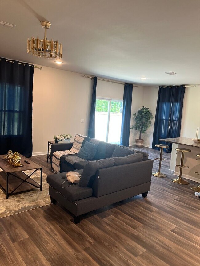 Foto del edificio - 4 Bedroom Single Family Home in Summerville