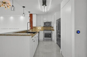 Building Photo - 808 Brickell Key Dr