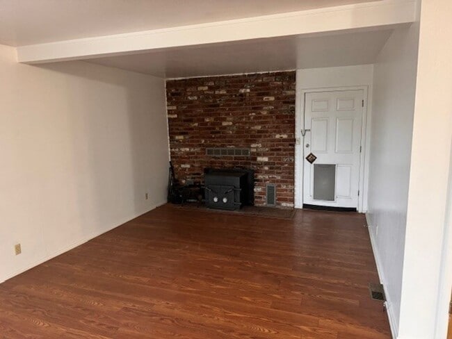 Building Photo - Myers Hill Comfy Cottage