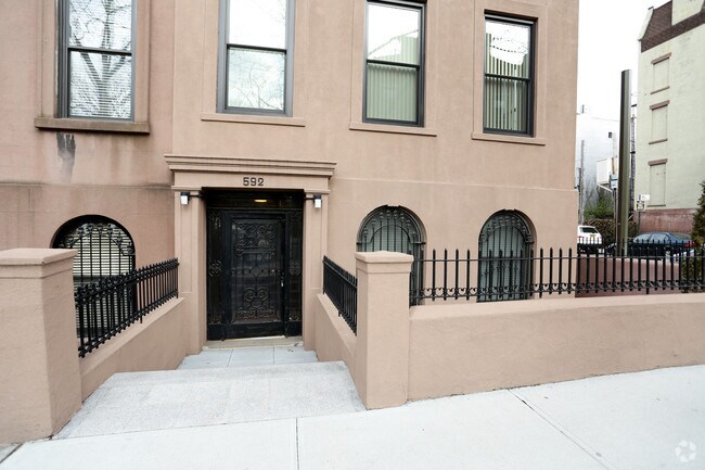 Building Photo - 592 Henry St