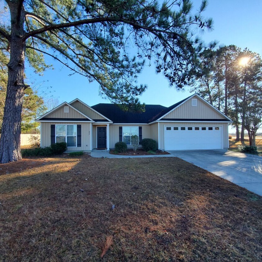 Primary Photo - Charming 3/2 Home with Shiplap Dining, Tre...