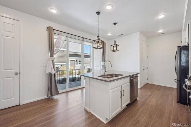 Foto del edificio - GEORGEOUS 3 bedroom townhome, with 2 car garage!