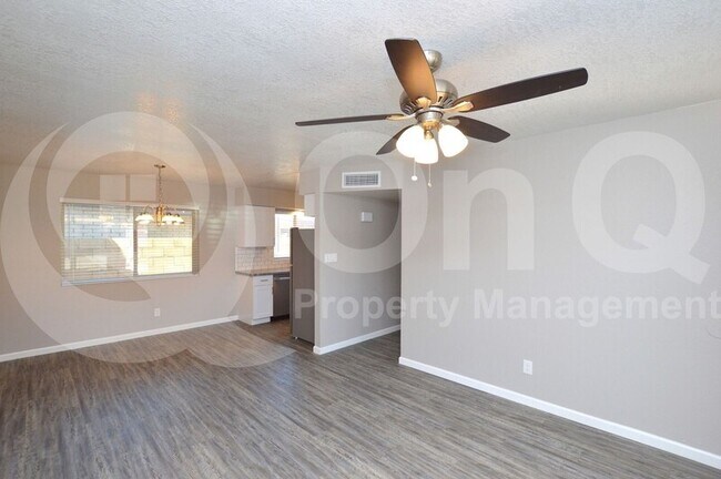 Foto del edificio - 785 N Arrowhead Dr