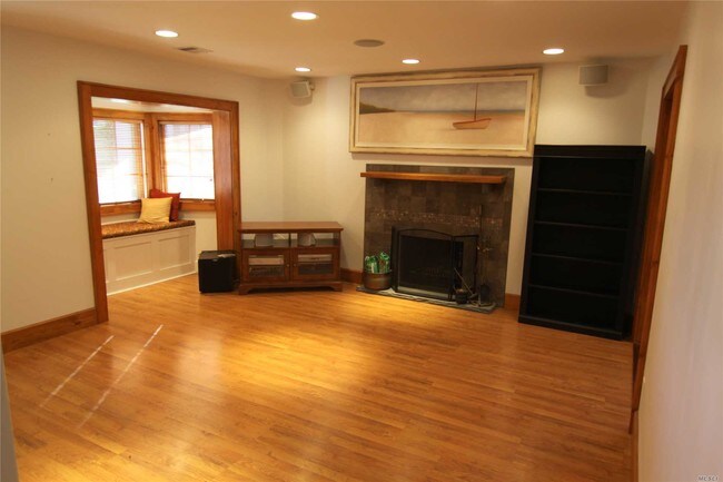 Building Photo - 9 Manhasset Ave