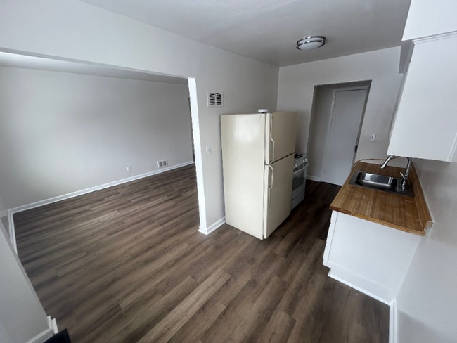 Building Photo - 2616 Newport Ave