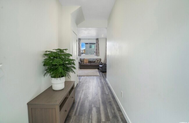 Building Photo - 547 N 290 E