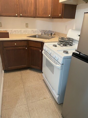 Kitchen - 10 Bond St