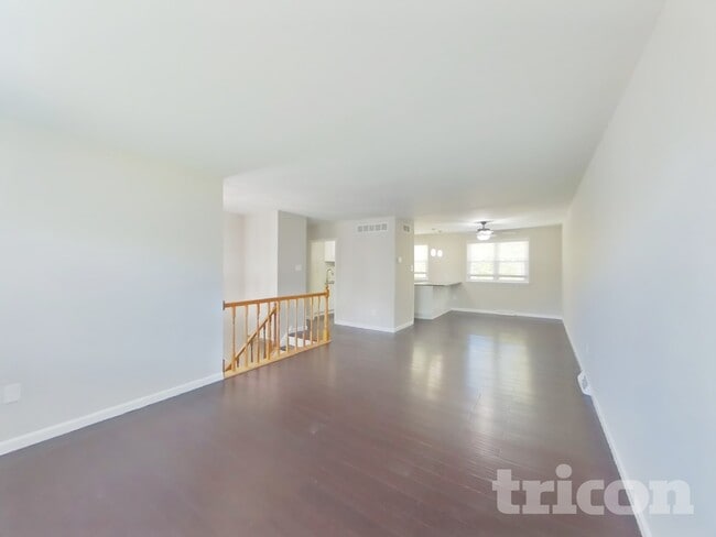 Building Photo - 3 Meadow Glen Rd