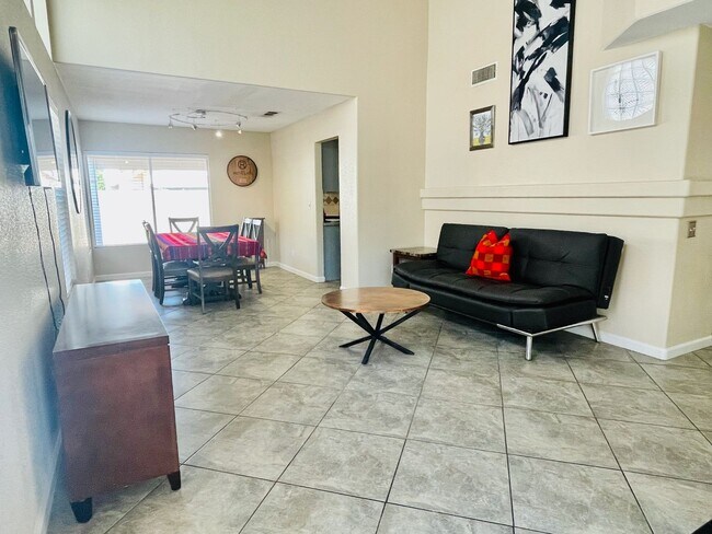 Foto del edificio - 4 Bd, 3 Bth Close to Airport, Town Square,...