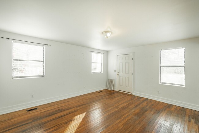 Building Photo - 2 Bedroom 1 bath house in Red Bank