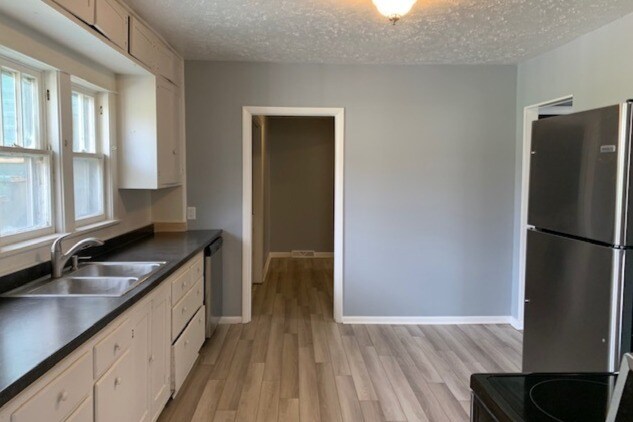 Building Photo - 401 W Clear Creek Dr